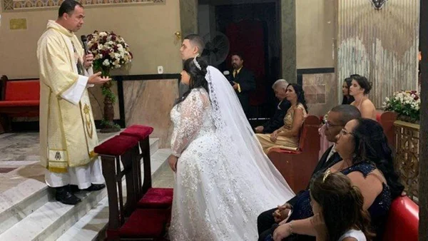 Noiva que teve vestido roubado ganha um novo e se casa no Rio