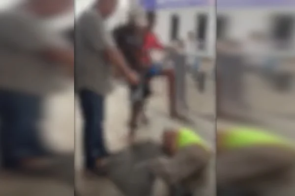 Estuprador que tentou arrastar mulher para trás de ônibus foi linchado