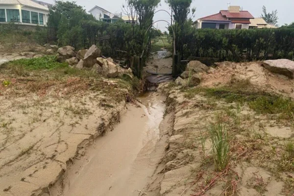 Imagem colorida, cratera feita por tsunami - Metrópoles