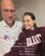 Leticia Colin posa ao lado de seu pneumologista Leticia Colin posa ao lado de seu pneumologista
