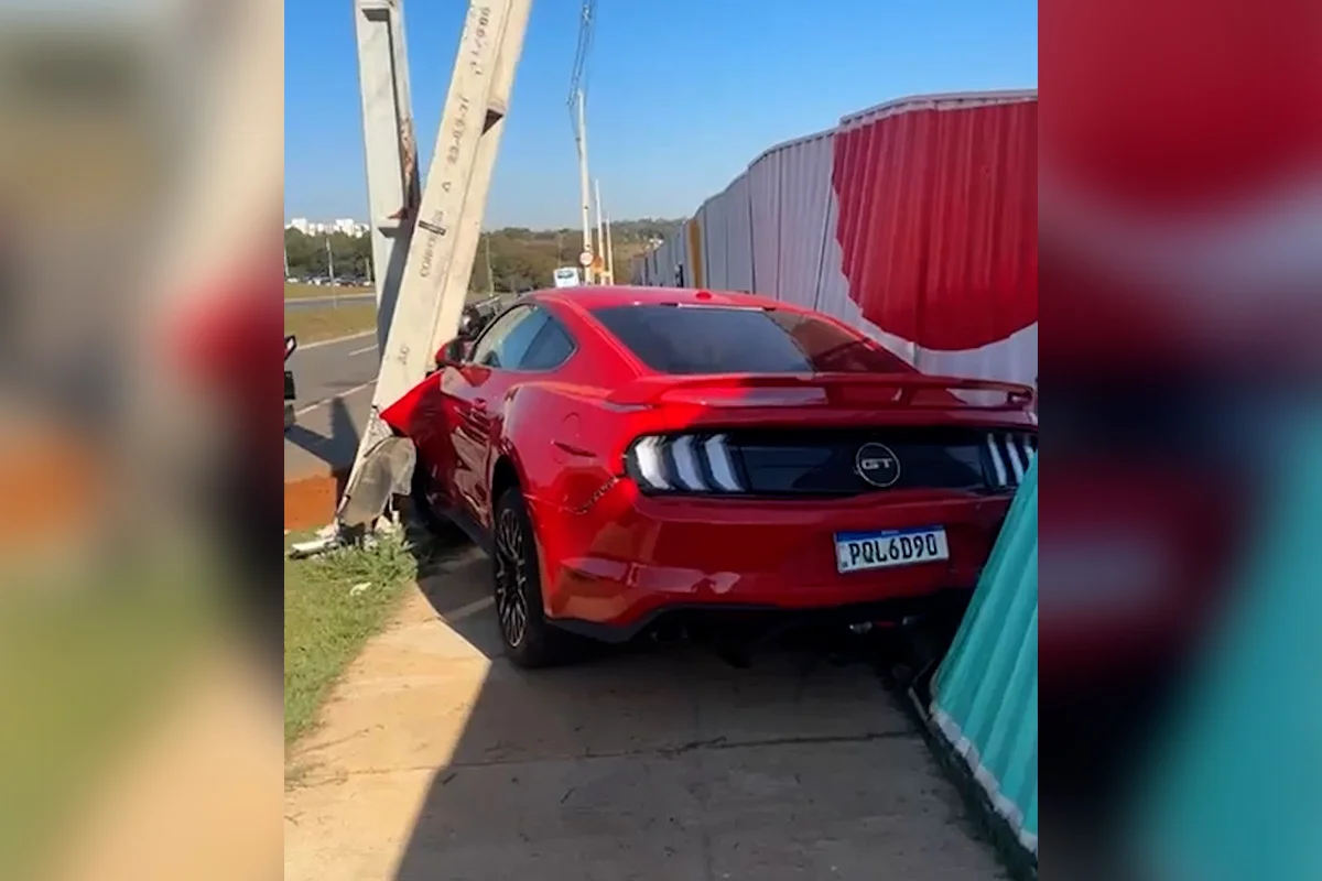 Empresário "arregaça" Mustang de meio milhão de reais em poste. Veja vídeo