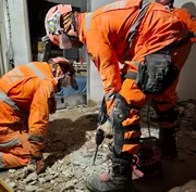 Militares perfurando escombros de edificações após terremoto que atingiu a Venezuela à procura de vítimas