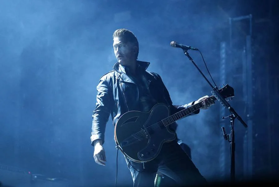 Josh Homme, um dos roqueiros mais respeitados da atualidade, arriscou flertar com a disco music em seu novo trabalho Josh Homme, um dos roqueiros mais respeitados da atualidade, arriscou flertar com a disco music em seu novo trabalho
