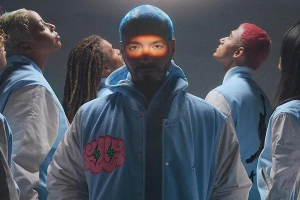 Campanha de divulgação da parceria entre a marca Jordan, do jogador de basquete Michael Jordan, com o cantor J Balvin. Os itens são feitos pela Nike. Na foto, é possível ver o cantor J Balvin usando um casaco azul da coleção e outros modelos atrás deles com outras peças.