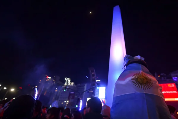 Imagem de torcedor em frente ao Obelisco - Metrópoles