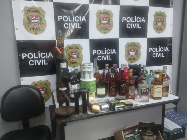Imagem mostra bebida apreendida pela polícia - Metrópoles