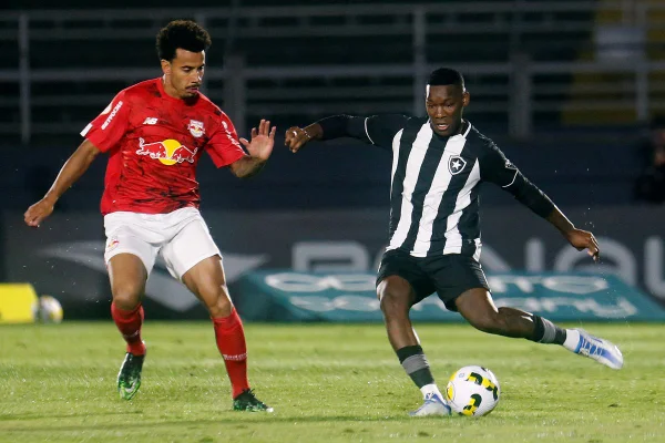 Botafogo bate o Bragantino fora de casa e sobe na tabela do Brasileiro