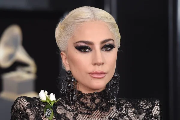 Lady Gaga volta a cancelar apresentações por problema de saúde