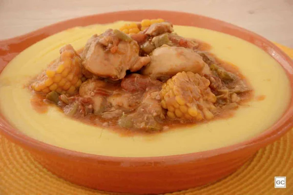 Foto colorida de polenta cremosa com frango