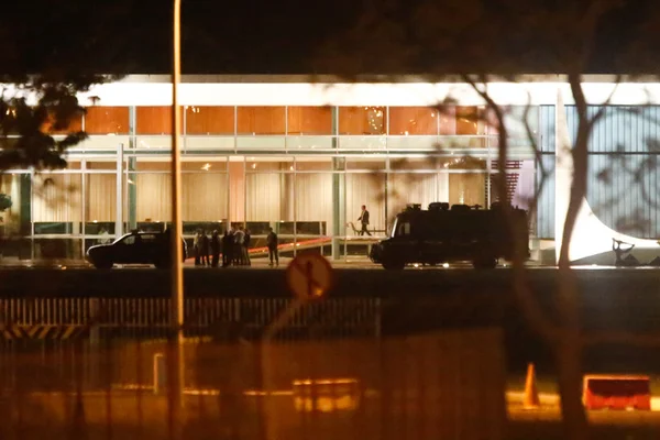 Motorista derruba portão e invade Palácio da Alvorada