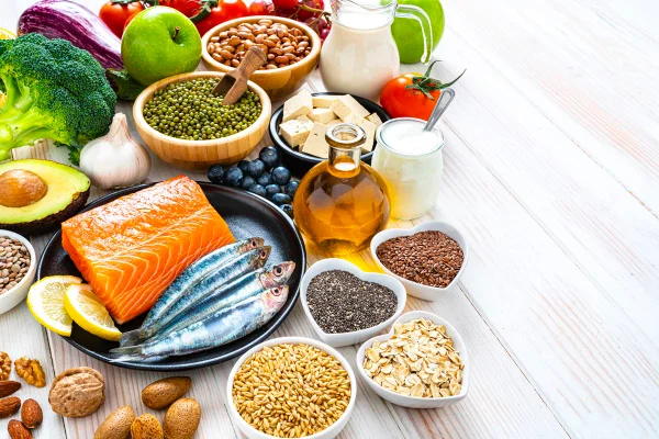 Imagem colorida de Mesa repleta de alimentos proteicos e saudáveis - Metrópoles