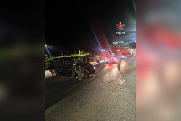 acidente envolvendo carro e mureta