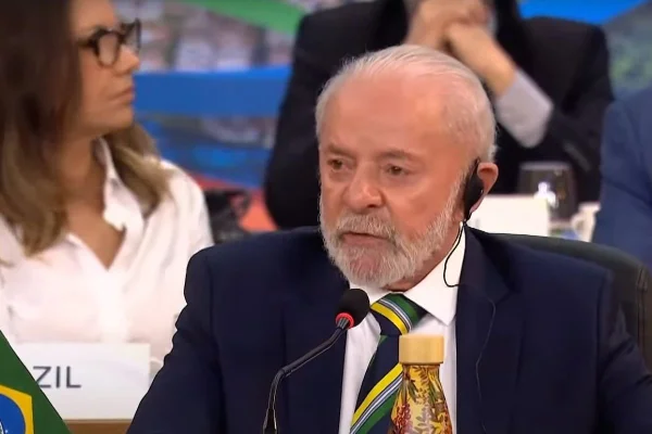 Lula e Janja (atrás) na abertura do G20