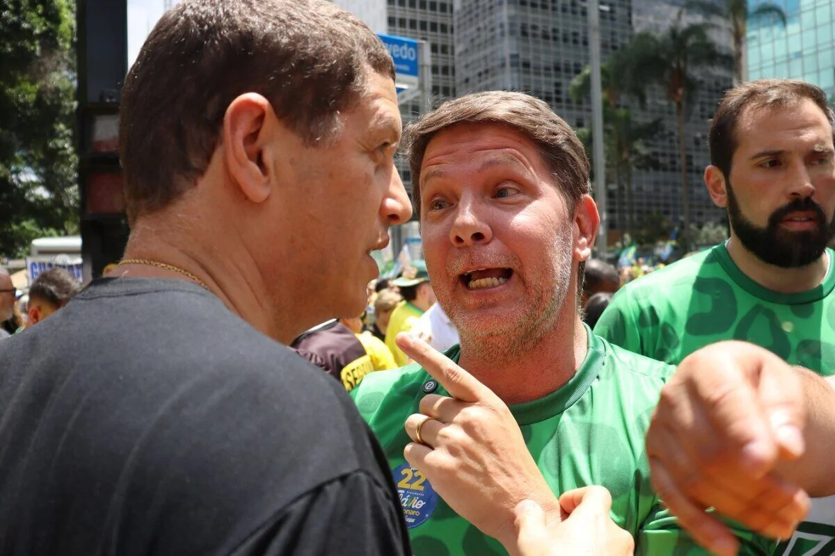 Mario Frias aponta o dedo na cara de Salles em ato pró Flavio na Paulista - imagem 4 Mario Frias aponta o dedo na cara de Salles em ato pró Flavio na Paulista - imagem 4