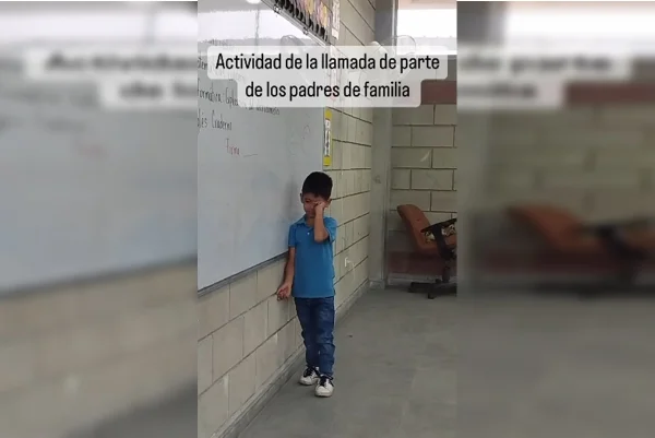Criança ao lado de um quadro branco
