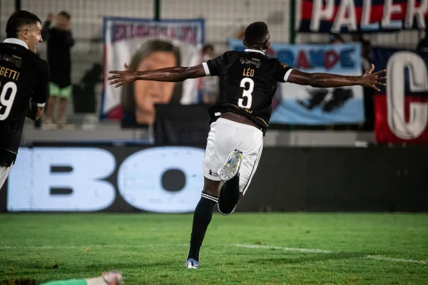 Léo comemorando gol - Metrópoles