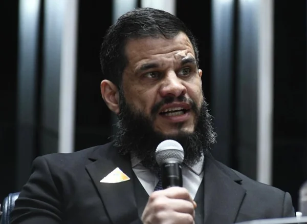 Blogueiro compara cego a mau-caráter, e bicampeão paralímpico retruca