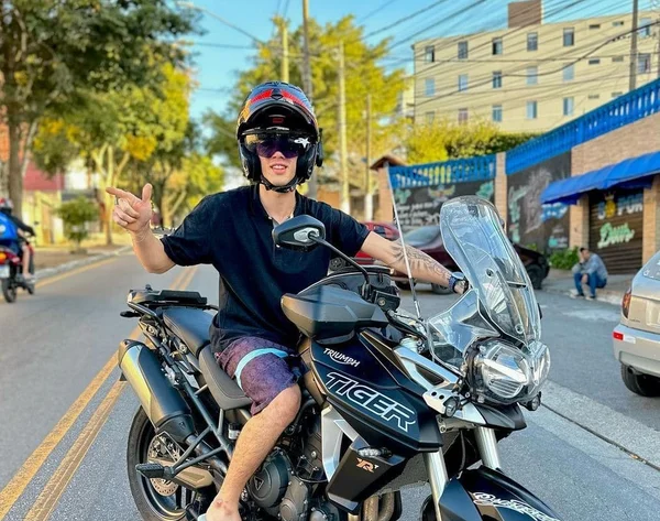 Influenciador vai passar por cirurgia após acidente de moto que matou menor