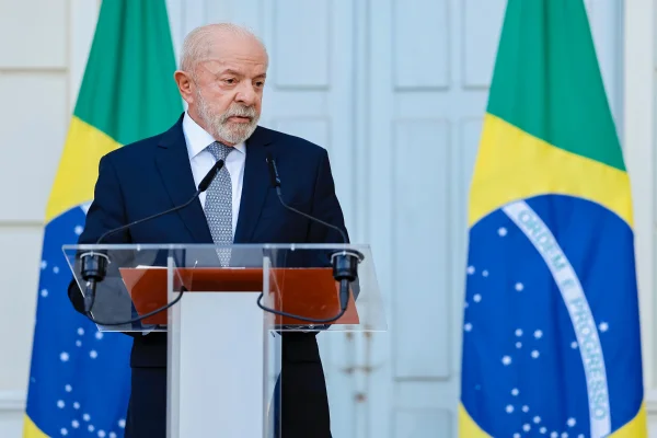 G7: Lula é flagrado dando bronca em Mauro Vieira por chegar cedo a reunião - destaque galeria G7: Lula é flagrado dando bronca em Mauro Vieira por chegar cedo a reunião - destaque galeria