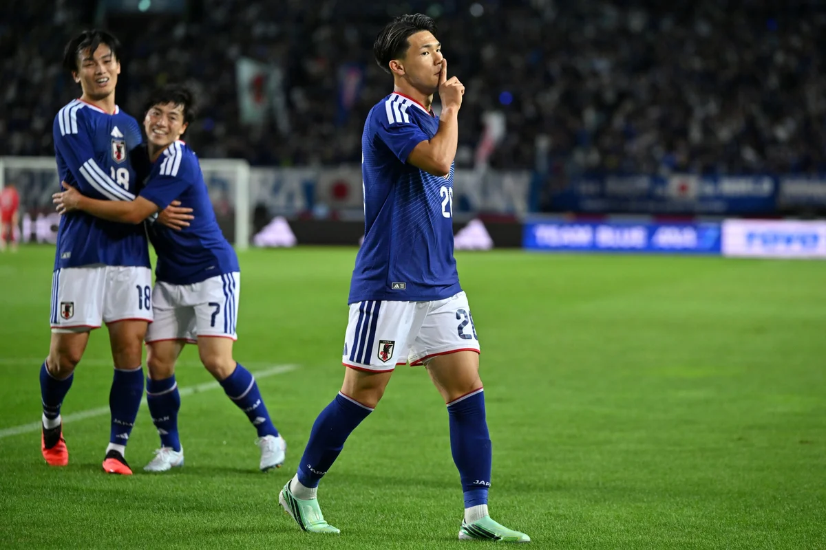 Na estreia de Diego Forlán, Uruguai perde amistoso para o Japão por 3 x 1 - imagem 2 Na estreia de Diego Forlán, Uruguai perde amistoso para o Japão por 3 x 1 - imagem 2