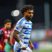 Gabigol virou para o Cruzeiro após belo chute de fora da área