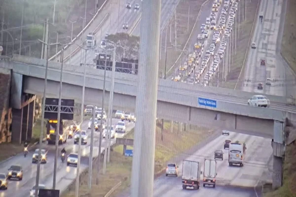 Acidente causa congestionamento na Epia Norte, na descida do Colorado