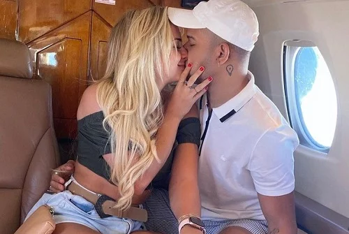 Em clima de romance, Gabi Martins e Tierry compartilham cliques em jatinho