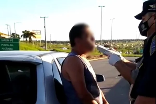 motorista bêbado faz teste do bafômetro em goiânia