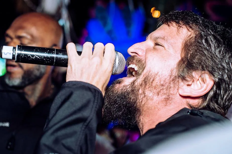 Saulo começa o show no meio do público Saulo começa o show no meio do público