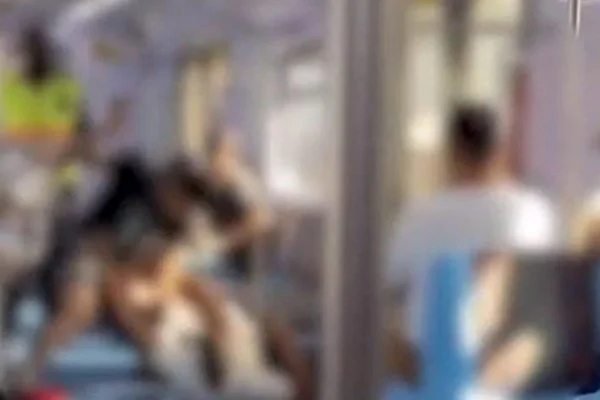 Imagem colorida mostra dois homens brigando em um trem da CPTM com segurança apenas olhando - Metrópoles