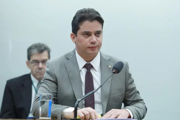 Foto colorida do deputado Júnior Mano - Metrópoles