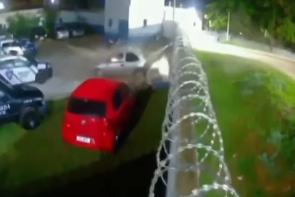 Carro desgovernado derruba muro e invade Guarda Municipal no Entorno