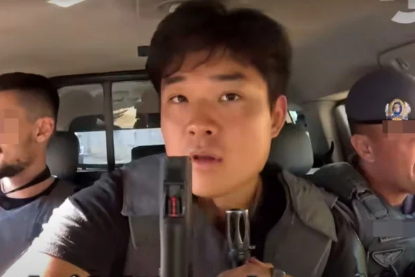 O youtuber americano Gen Kimura em viatura da PM de SP - Metrópoles