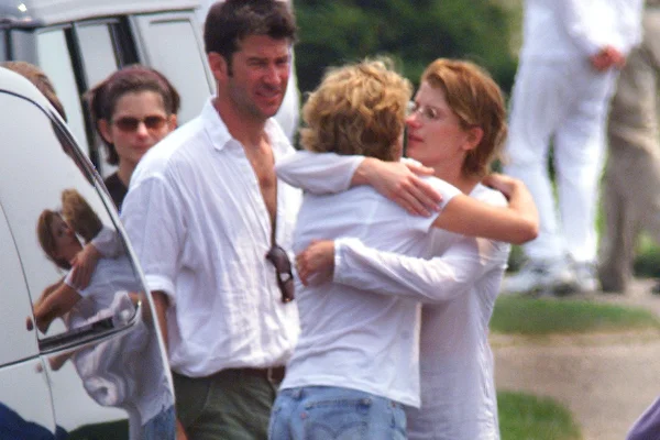 Viagem de JFK Jr. e Carolyn transformou o casamento de Rory em luto