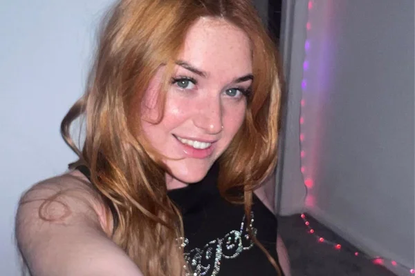 Foto colorida de uma mulher ruiva - Metrópoles