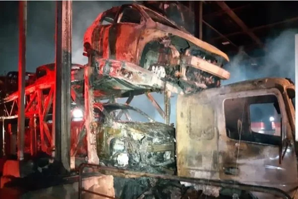 Caminhão-cegonha com 11 carros pega fogo ao atingir pedágio