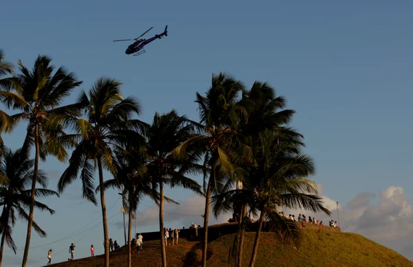 Piloto morre após avião cair em apresentação de acrobacias em Salvador