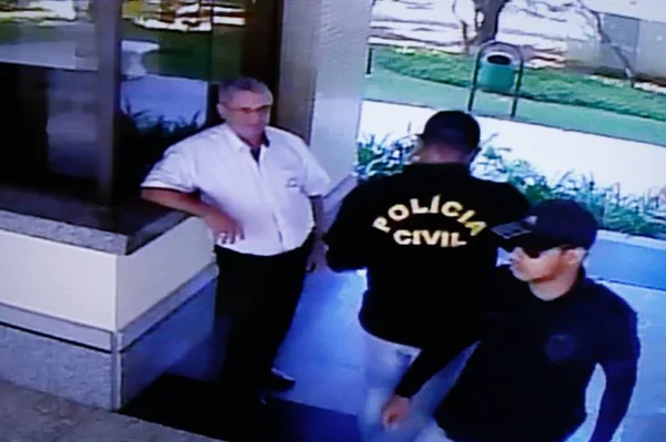 Disfarçados de policiais, bandidos invadem apartamento na Asa Norte