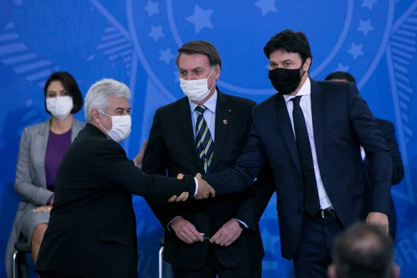 Genro de Silvio Santos, Fábio Faria é empossado ministro das Comunicações