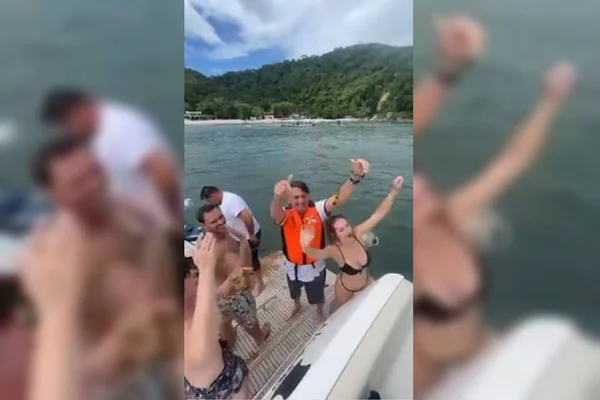 Bolsonaro dançando funk com apoiadores em lancha