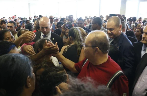 Ibaneis garante readmissão de 400 trabalhadores da limpeza