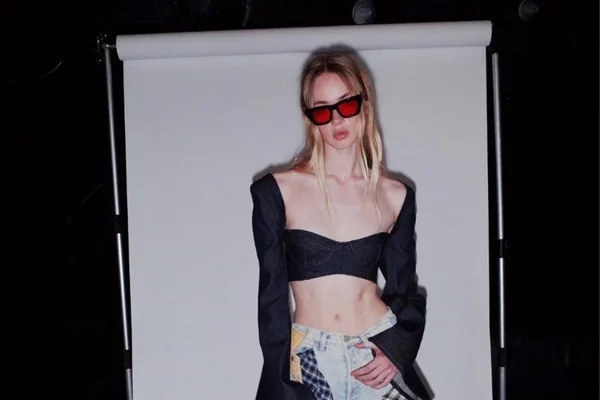 Modelo com peças do SS21 da marca Natasha Zinko x Duo
