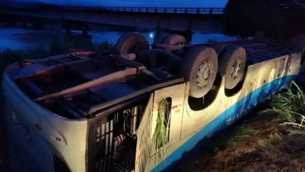 Imagem colorida de ônibus capotado na Bahia - Metrópoles