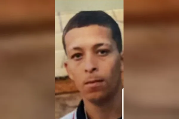 Imagem colorida de homem com camis branca