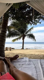 De férias, Kourtney Kardashian impressiona com foto mostrando o bumbum - imagem 4 De férias, Kourtney Kardashian impressiona com foto mostrando o bumbum - imagem 4
