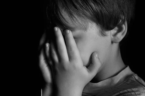 Mulher é presa após admitir abusar do filho desde que ele tinha 4 anos