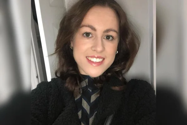 Foto selfie de Holly Bedford sorrindo. Metrópoles