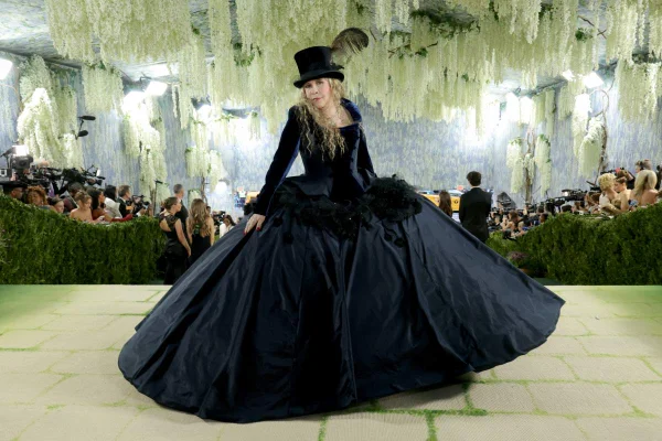 Cancelamento de exposição de Galliano expõe mudança de poder na moda - destaque galeria