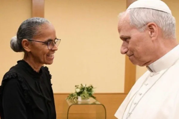 foto colorida da ministra Marina Silva ao lado do papa Leão XIV - Metrópoles