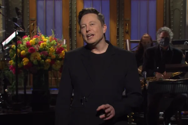 Foto com cor. Frame da participação de Elon Musk no SNL - Metrópoles
